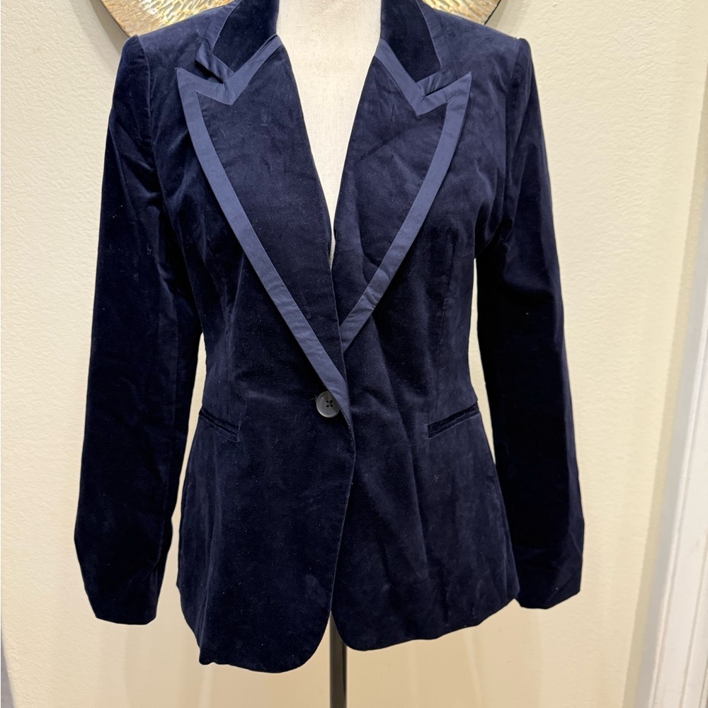 Luxurious Blue Velvet Blazer with Wide Lapels